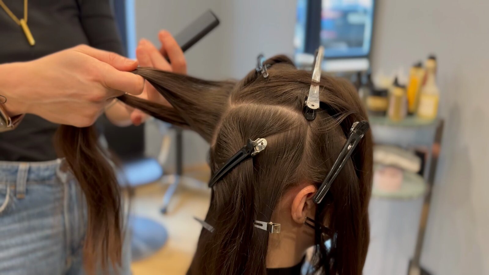 Ivy teilt das Haar für die Farbarbeit ab — Sutton Studio, Hamburg Eppendorf