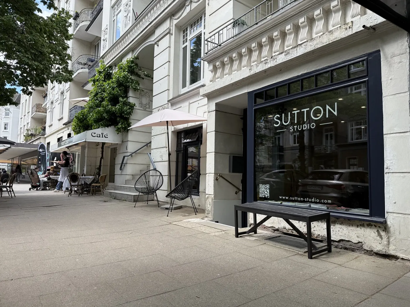 Sutton Studio in der Hegestraße — Salonfront mit Nachbar-Café