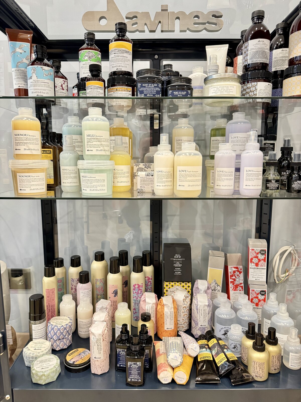 Davines-Pflegeregal im Sutton Studio — Hamburg Eppendorf
