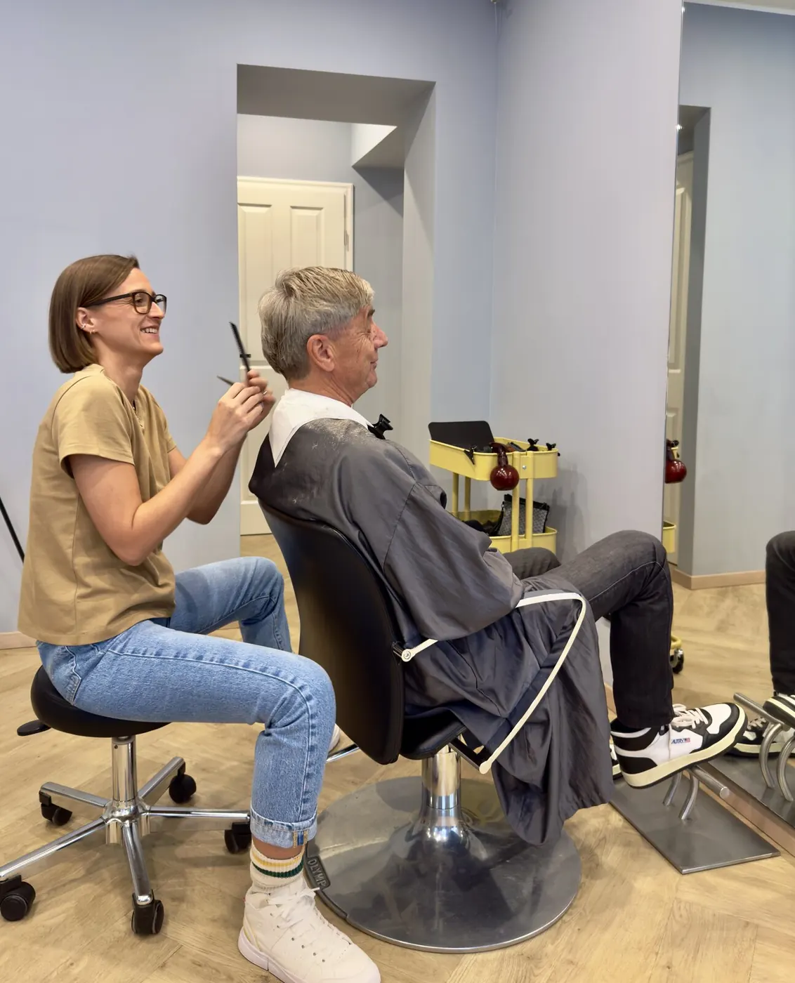 Ivy Sutton cutting a client's hair