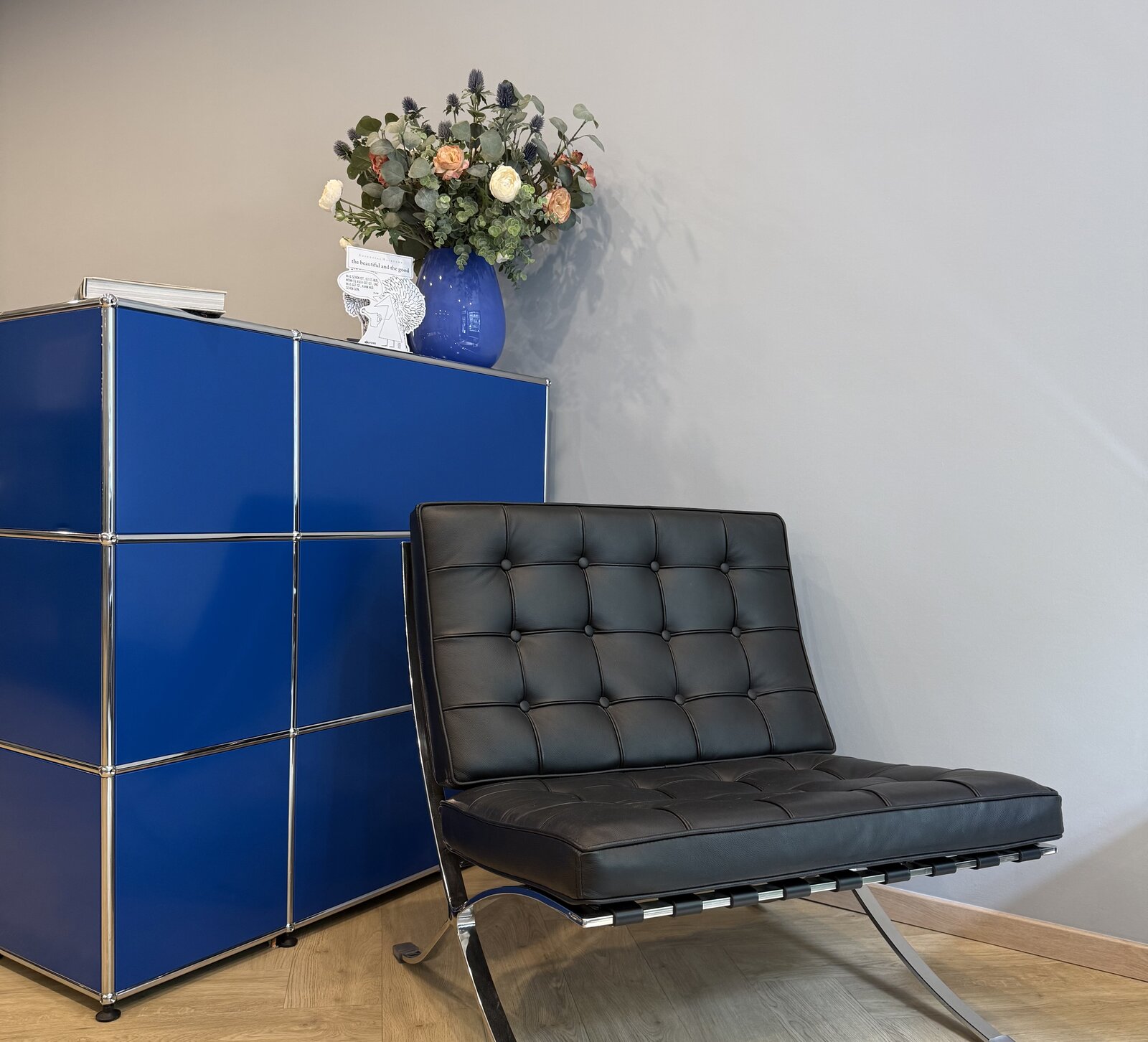 Waiting area at Sutton Studio with USM blue lounge chairs, Hamburg Eppendorf