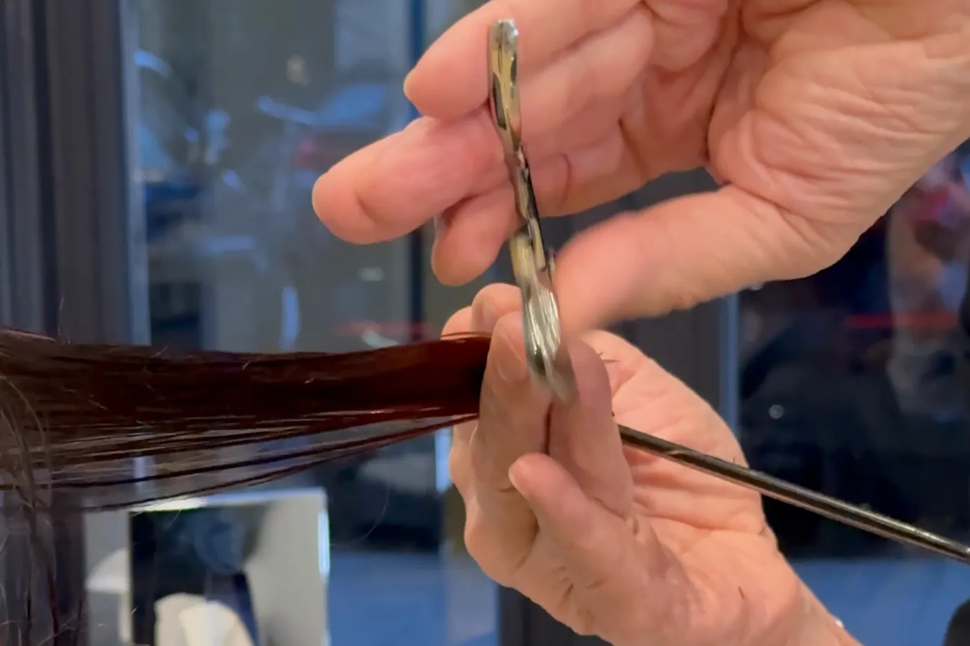 Präziser Schnitt über den Fingern — Sutton Studio, Friseur in Hamburg Eppendorf