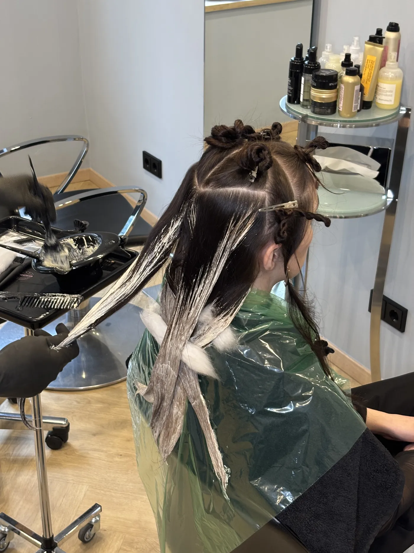 Die Aufhellung wird Strähne für Strähne fein aufgetragen